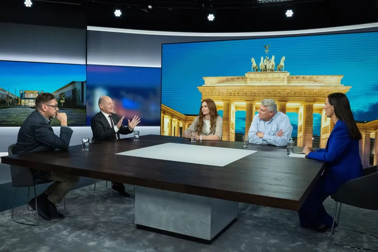Mirko Geißler (l.-r.), Bürgermeister von Grünhain-Beierfeld, Bundeskanzler Olaf Scholz (SPD), Anlagenmechanikerin Sandra Hunke, Michael Kyrath, der bei der Messerattacke von Brokstedt seine Tochter verlor, und Pinar Atalay, Fernsehmoderatorin, diskutieren bei einer Sonderausgabe von RTL direkt.
