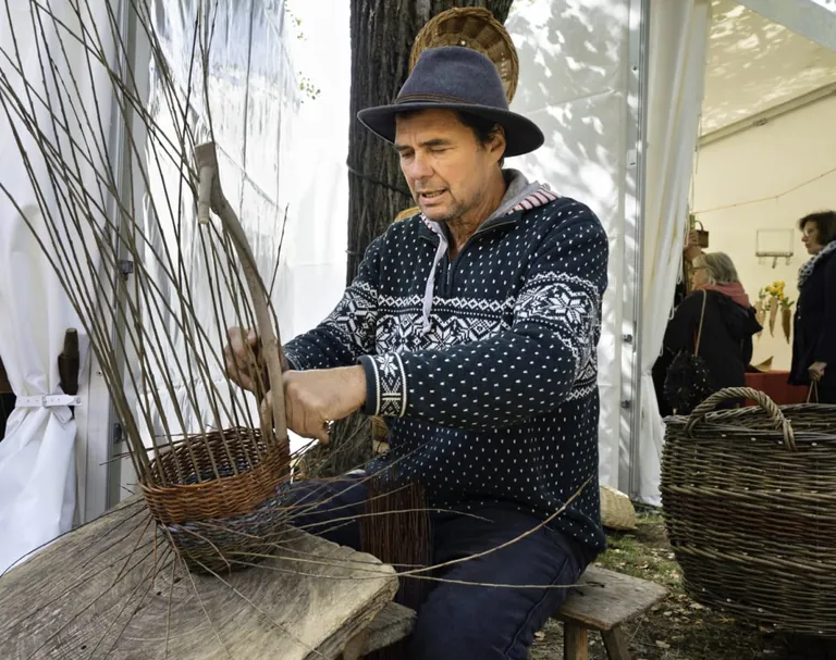 Korbmachermeister Ralf Eggert aus Woserin