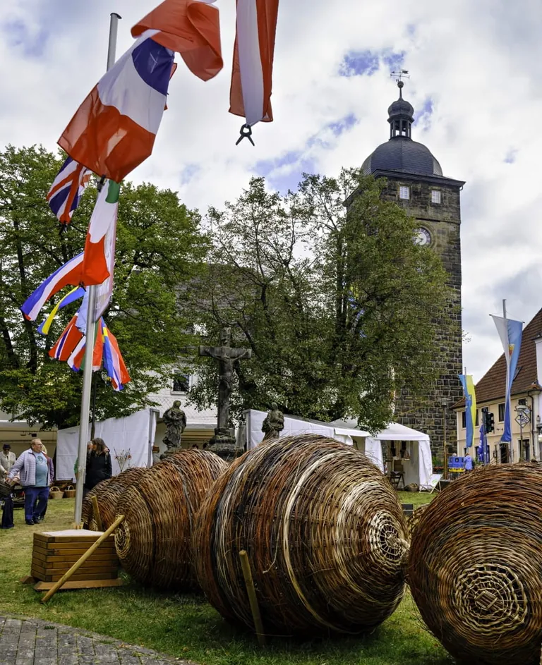 Theresia Asams &bdquo;Flechtperlen&ldquo; vor der Stadtpfarrkirche