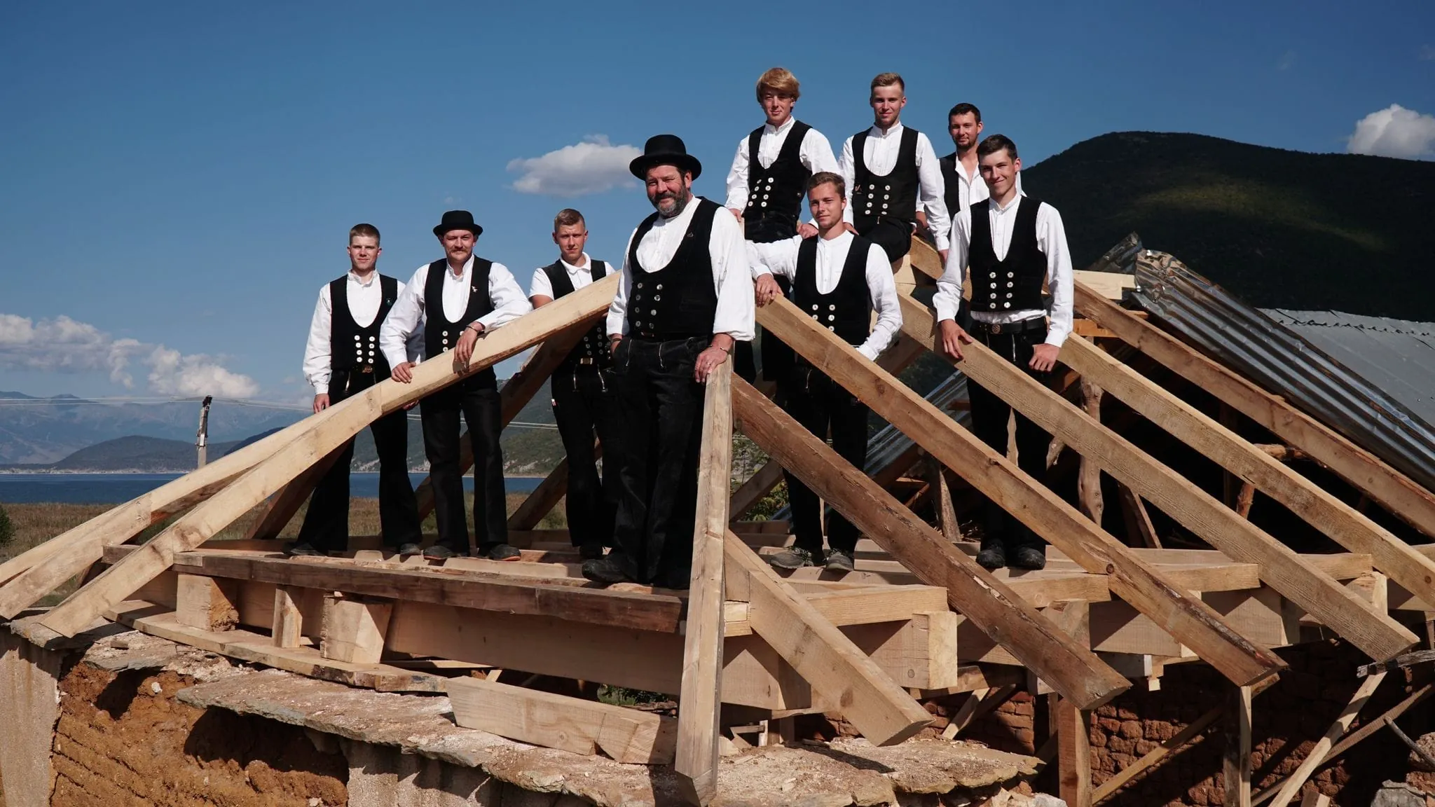 Azubi-Projekt in Albanien: Neues Dach für historischen Lehmbau