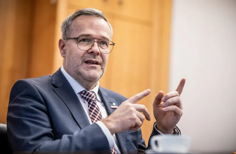 Handwerkspr&auml;sident J&ouml;rg Dittrich kritisiert, dass l&auml;ndliche Regionen oft &uuml;bersehen werden, insbesondere bei L&ouml;sungen wie dem Deutschlandticket oder Lastenfahrr&auml;dern, und fordert mehr praktische Unterst&uuml;tzung.