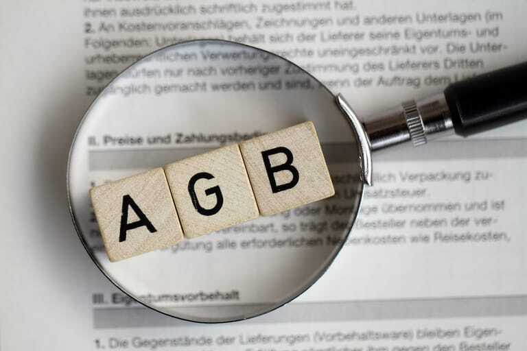 Allgemeine Geschäftsbedingungen (AGB) können eine Arbeitszeiterhöhung ohne Lohnausgleich ermöglichen – wenn Arbeitnehmer der Regelung ausdrücklich zustimmen und der Vertragstext klar formuliert ist.