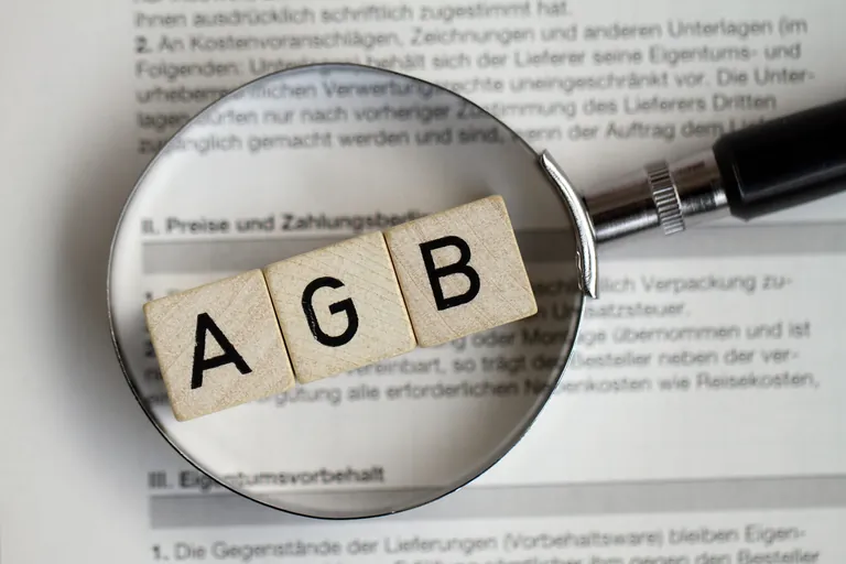 Allgemeine Gesch&auml;ftsbedingungen (AGB) k&ouml;nnen eine Arbeitszeiterh&ouml;hung ohne Lohnausgleich erm&ouml;glichen &ndash; wenn Arbeitnehmer der Regelung ausdr&uuml;cklich zustimmen und der Vertragstext klar formuliert ist.