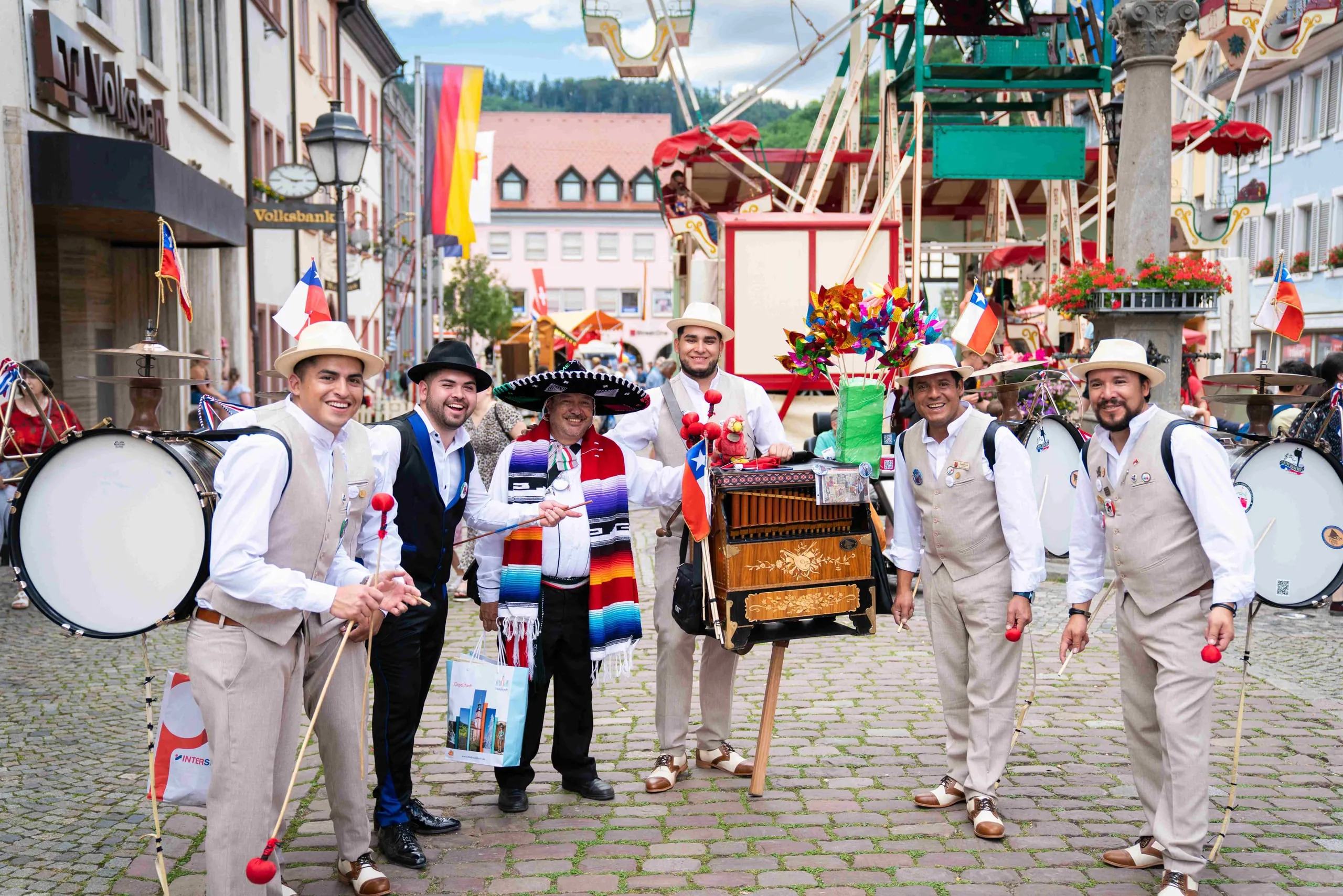 Und wieder Besuch aus Südamerika: Beim Klang- und Orgelfestival dürfen die chilenischen Chinchineros nicht fehlen. Sie kombinieren Drehorgeln mit Trommeln und wilden Drehungen.