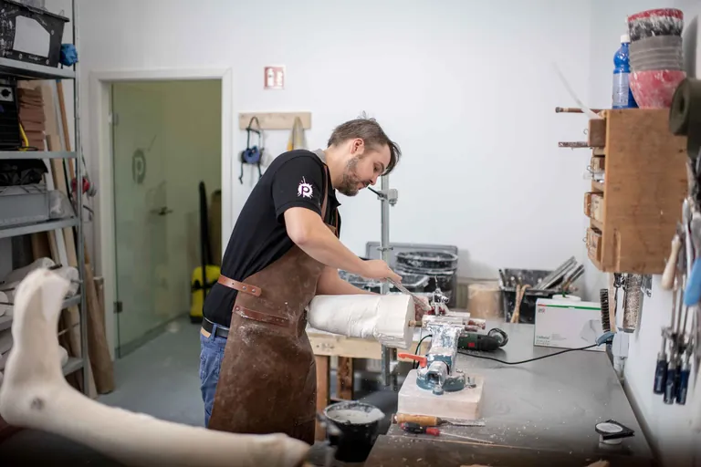 Frank Purk hat auf Anhieb gefunden, was er sein Leben lang machen m&ouml;chte: Mit Prothesen Menschen wieder auf die Beine helfen.