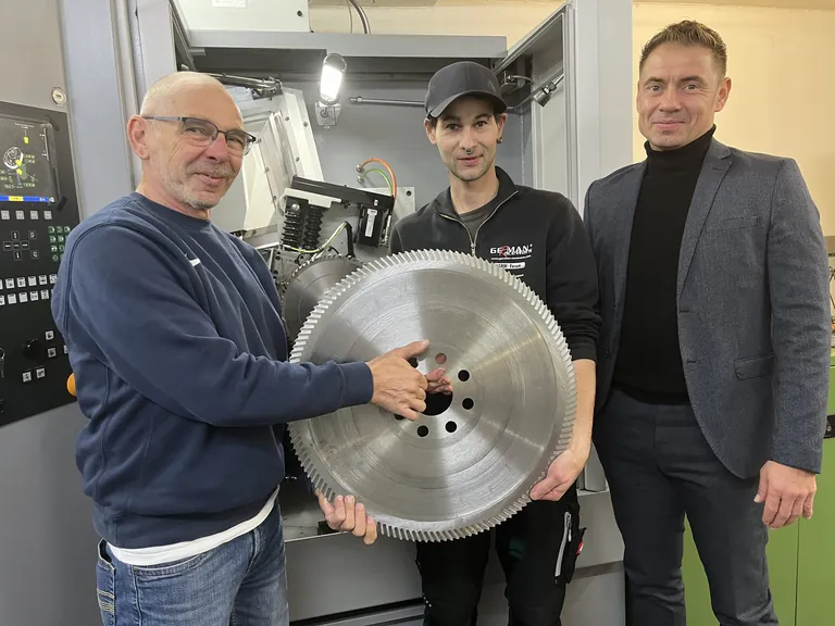 HWK-Betriebsberater Mario G&ouml;hring (re.) begl&uuml;ckw&uuml;nschte Reimund Geiger (li.) und Philipp 