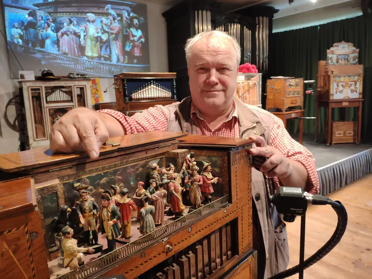 Orgelbaumeister Wolfgang Brommer zeigt G&auml;sten im Orgelbauersaal per Kamera und Beamer, wie Napoleon auf der Figurendrehorgel aus 1841 einen Boten empf&auml;ngt. In Waldkirch trifft Handwerksgeschichte auf Moderne, einfache Mechanik auf wissenschaftlich ausgefeilten Instrumentenbau. 