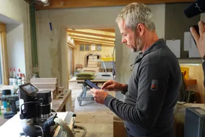 Mathias Scheffel bedient das Tool per Handy