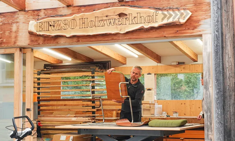 Tischlermeister Mathias Scheffel in seiner Werkstatt