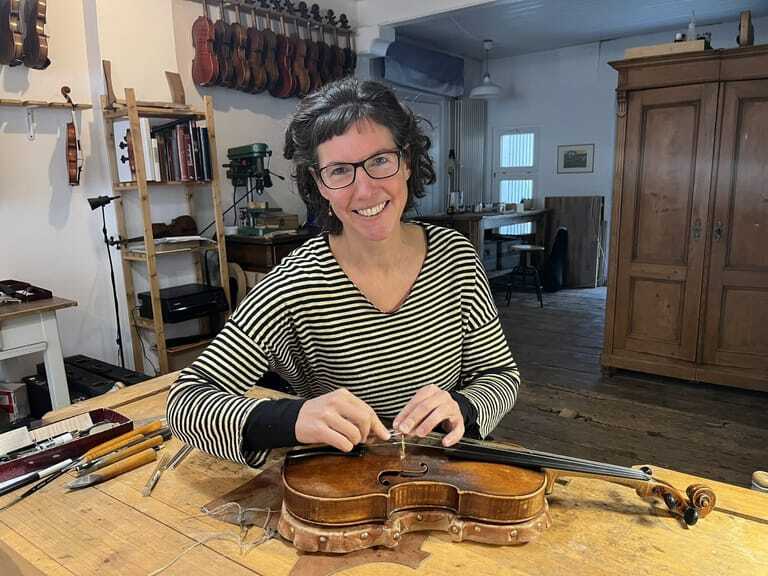 Ruth Pabel in ihrer Werkstatt