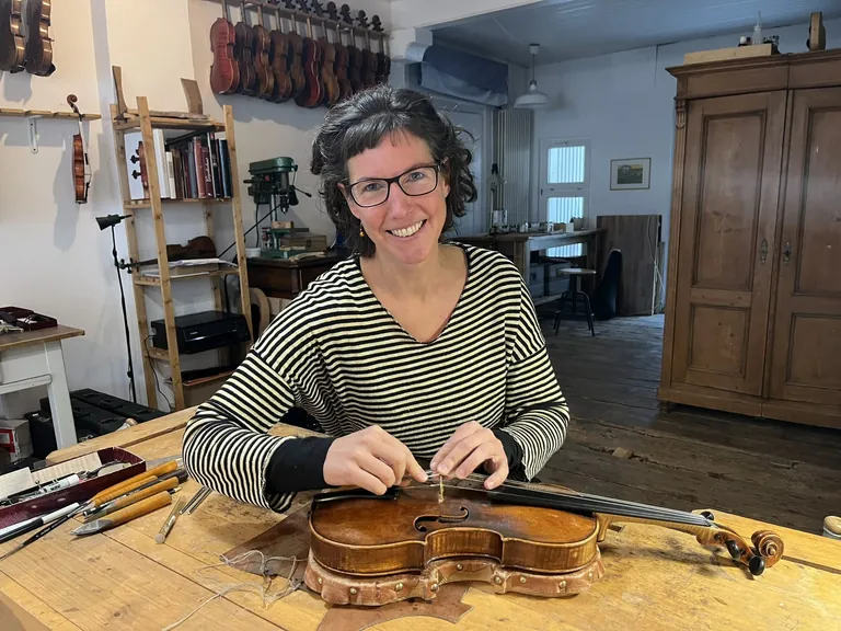 Ruth Pabel in ihrer Werkstatt