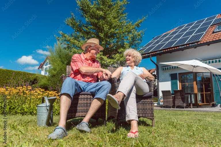 &Auml;lteres Ehepaar, Paar, Garten, Haus