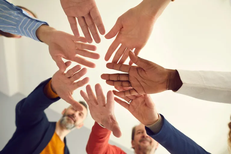 Ein Jahresmotto muss nicht immer individuell sein. Es kann auch eine Gemeinschaft st&auml;rken &ndash; sei es im Team, unter Freunden oder in der Familie. 