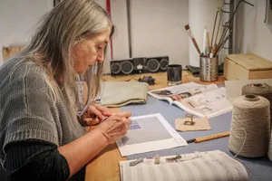 Michaela-Stefanie Karle beim Zeichnen der Bindungen