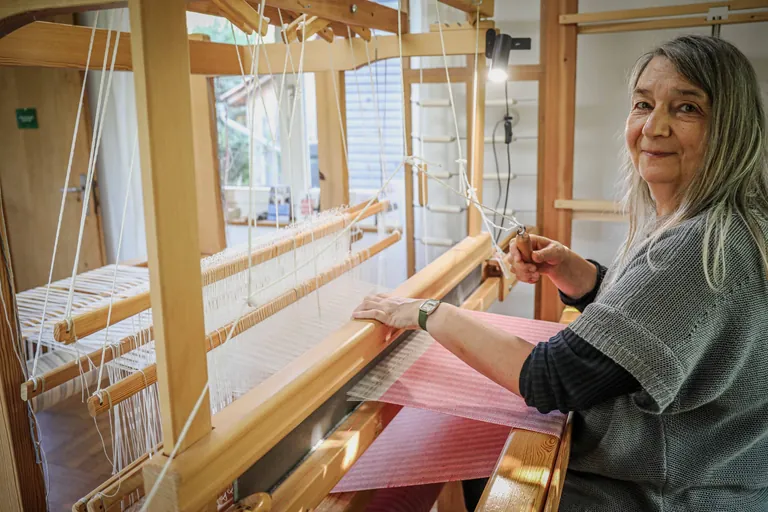 Michaela-Stefanie Karle am Webstuhl
