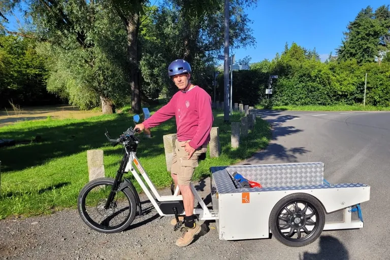 Steinmetzmeister Kersten Droß auf einem Lastenrad