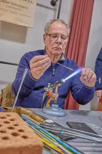 Detlef Schumann fertigt einen Eiszapfen aus Glas.