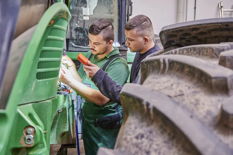 Die Br&uuml;der Emilio (l.) und Luis (r.) bei der Arbeit. 