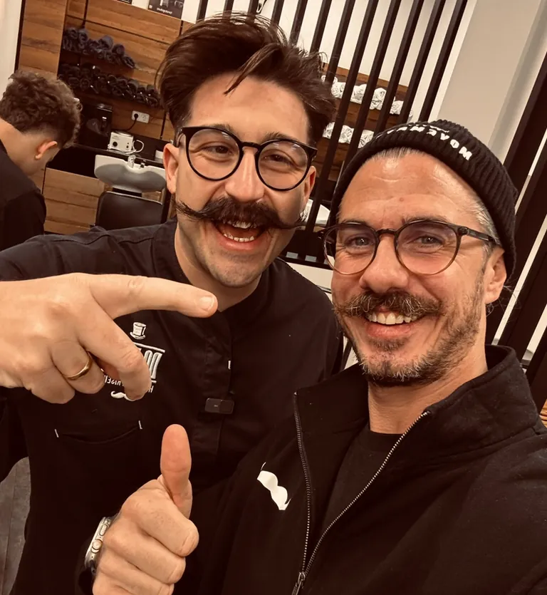 Giuseppe Carlucci (l.) und Michael Schwarzkugler haben mit einer kreativen Movember-Aktion 3.418 Euro für die Männergesundheit gesammelt.