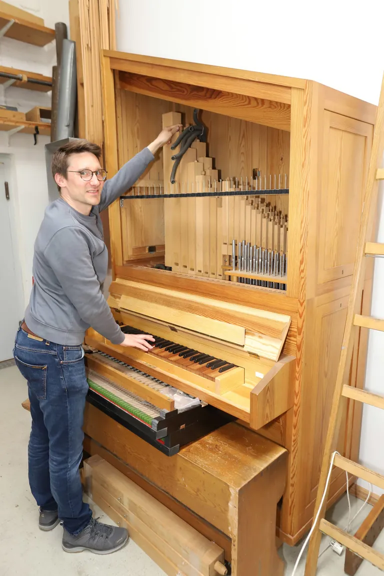 Orgelbaumeister Dominik Friedrich mit einer Pfeifenorgel