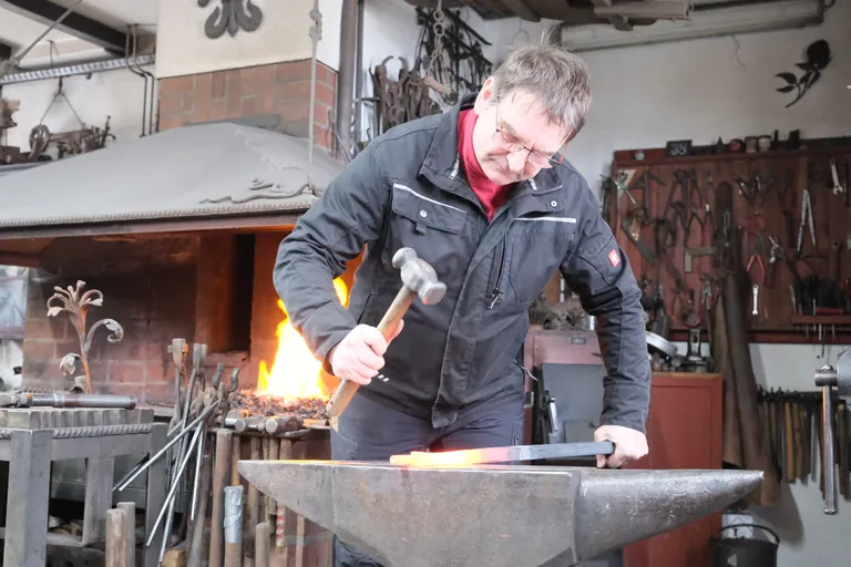 Schmiedemeister Detlef Wächtler in seiner Werkstatt