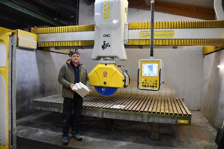 Steinmetz Frank Krieg in seiner Werkstatt