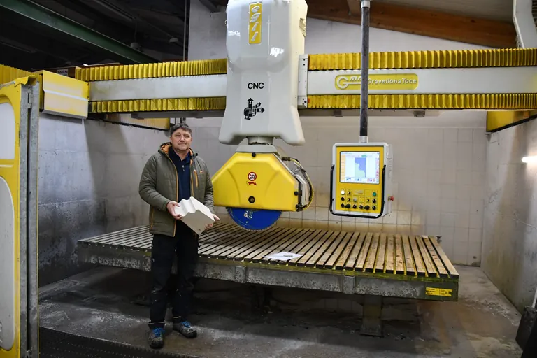 Steinmetz Frank Krieg in seiner Werkstatt