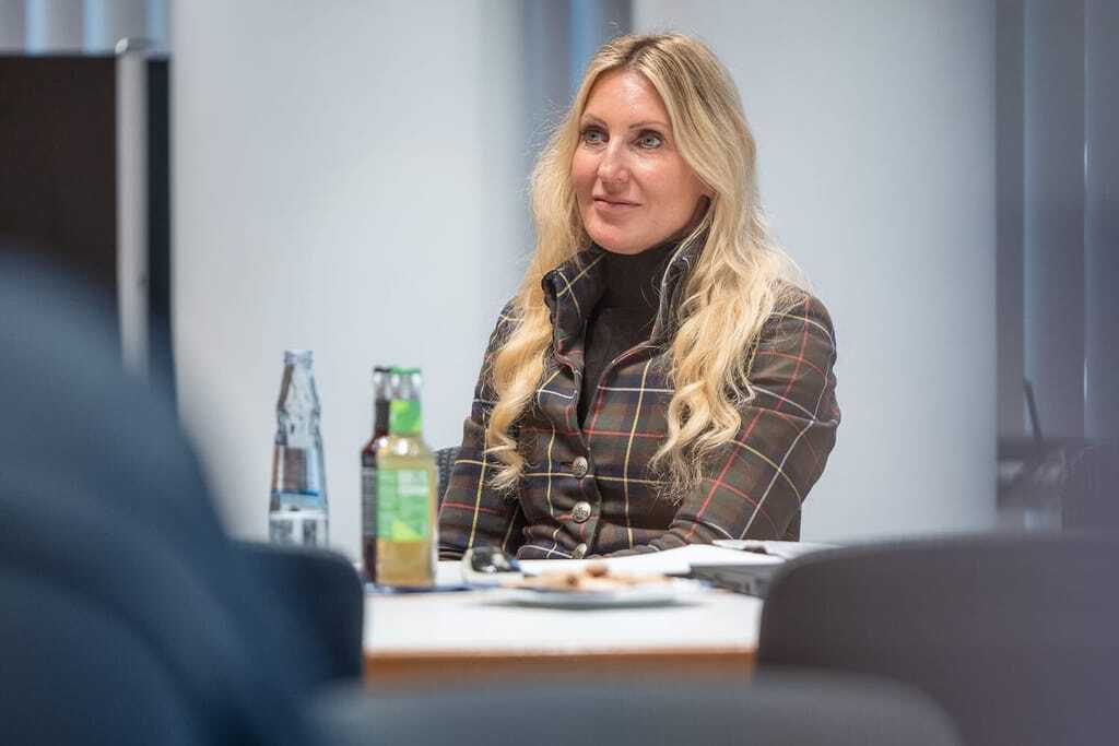 Kongressleiterin Cornelia Lutz erläutert, wie gezielte Themenauswahl, authentische Inhalte und prominente Impulse wie von Günther Jauch den Kongress ‚Zukunft Handwerk‘ zu einer inspirierenden Plattform machen.