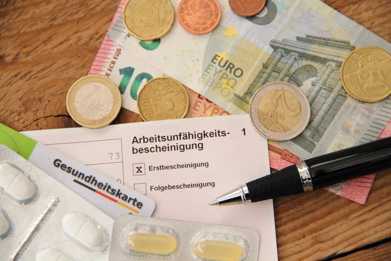 Fakt ist: Wer in den ersten vier Wochen eines neuen Arbeitsverh&auml;ltnisses krank wird, hat f&uuml;r die Tage, an denen er sich krankmeldet, in der Regel keinen Anspruch auf Lohn.