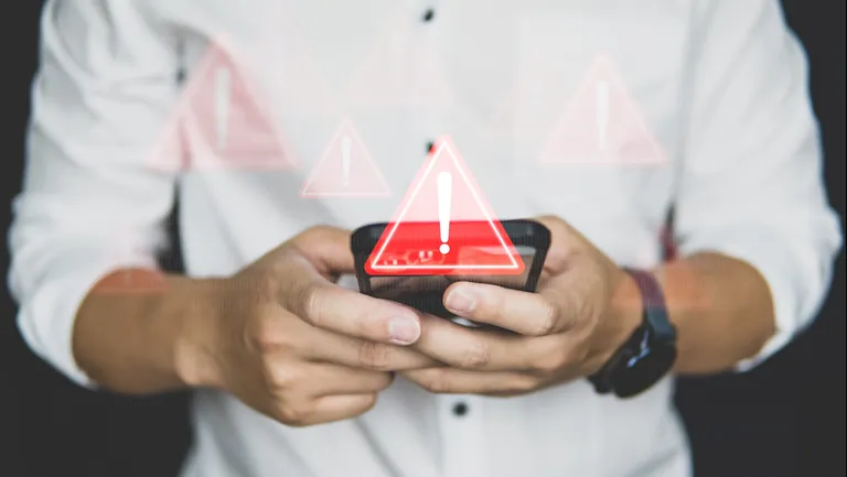 Ein Paket h&auml;ngt im Zoll fest, bis man ausstehende Zollgeb&uuml;hren bezahlt hat? Diese SMS ist eine Abzocke-Masche von Kriminellen.