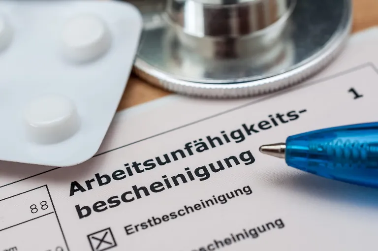 Bei l&auml;ngerer Krankheit zahlt die Krankenkasse Krankengeld, aber nur bei p&uuml;nktlicher Vorlage des Attests.