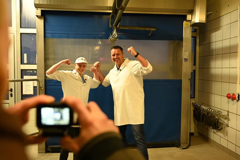 Timo R&ouml;gele (li.) mit Wolfgang Dees beim Dreh in dessen Metzgerei in W&uuml;rzburg. 