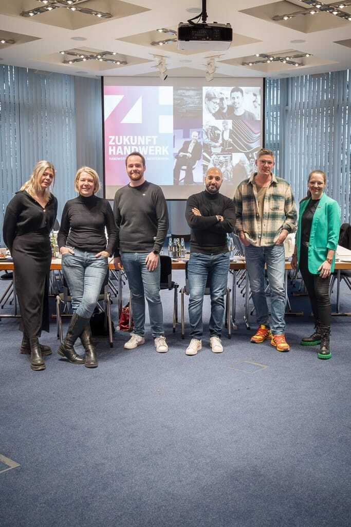 Aus dem realen Handwerksalltag in eine neue Zukunft: Anna Sänger, Katja Lilu Melder, Franz Vogel, Cehan San, Sebastian Richter und Kathrin Post-Isenberg (v. li.) sind fest in ihren jeweiligen Gewerken verwurzelt. Gemeinsam haben sie im Vorfeld des Kongresses die größten Herausforderungen des Handwerks diskutiert, um diese im März zusammen mit anderen Vertretern des Handwerks zum deutschlandweiten Thema zu machen.