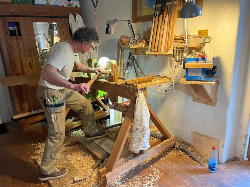 Das ist Wippdrechseln: Besuch beim Holzbildhauer
