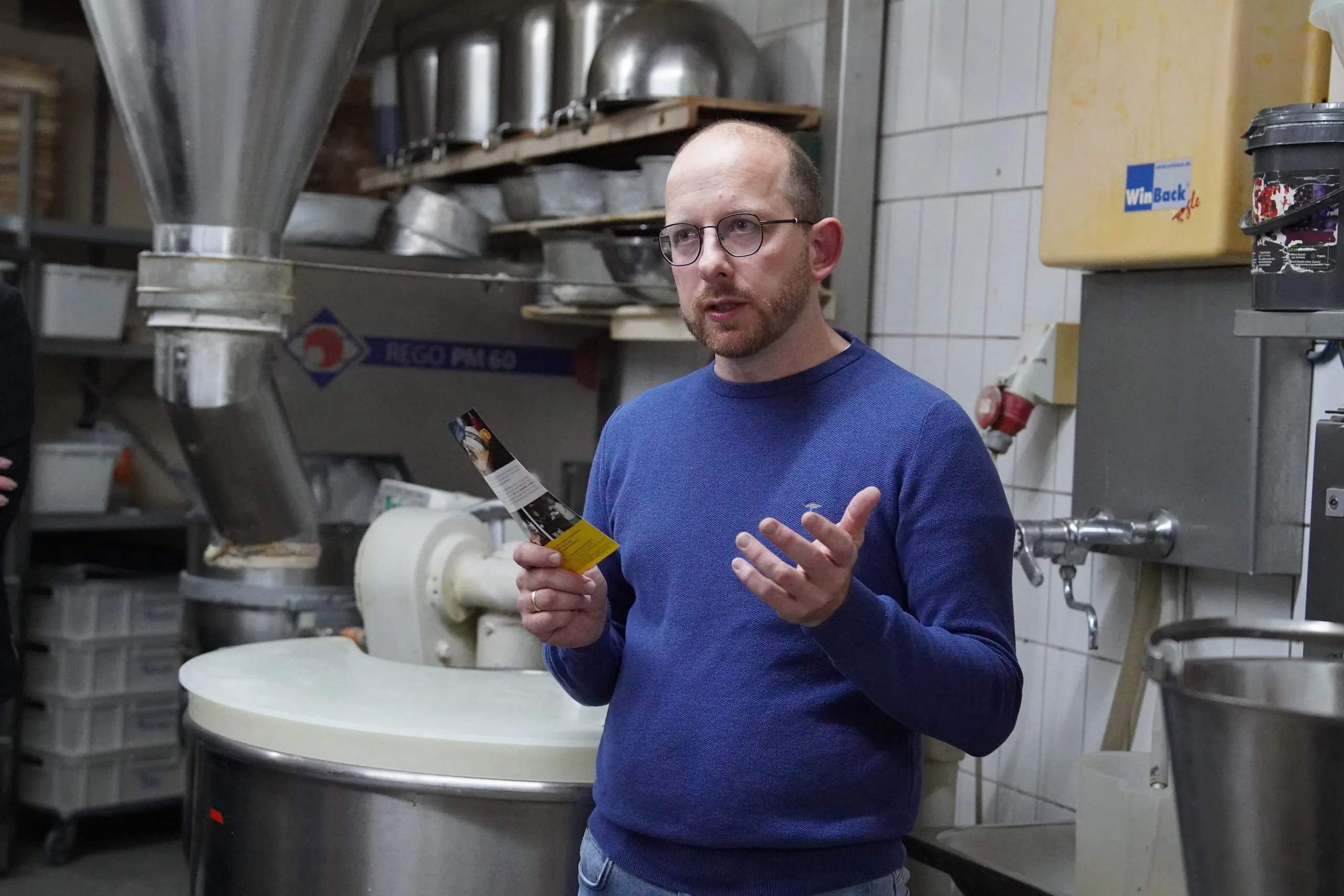 KI in der Backstube und Stollen im Bergwerk