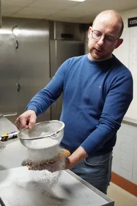Tobias N&ouml;nnig beim Stollen verzieren 