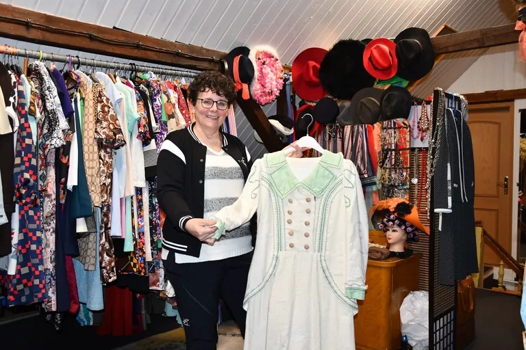 Claudia Granzow zeigt ein geschneidertes Kleid