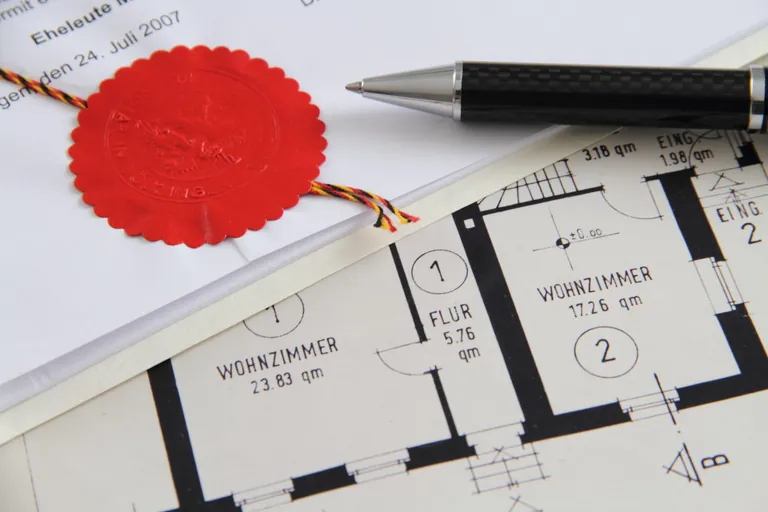 Muss schon alles mit rechten Dinge zugehen: Denn der Notar ist gesetzlich verpflichtet, den Kauf korrekt zu beurkunden und m&ouml;gliche Schenkungen dem Finanzamt zu melden. Verst&ouml;&szlig;e wie falsche Angaben k&ouml;nnen schwerwiegende rechtliche Folgen haben.