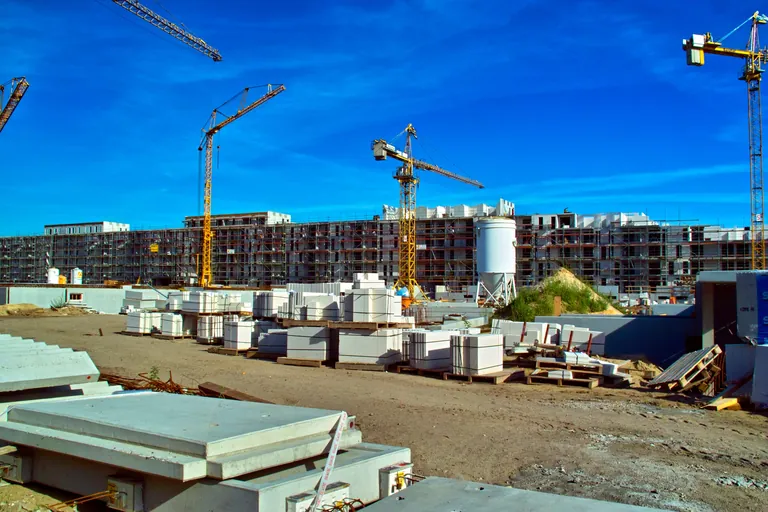 Die Krise im deutschen Wohnungsbau h&auml;lt an, mit hohen Baukosten und fehlenden Auftr&auml;gen. Trotz gro&szlig;er Nachfrage sind die Aussichten weiterhin pessimistisch