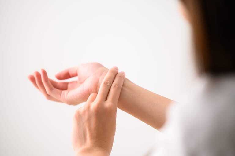 Jeder kann seinen Puls einfach selbst messen, um Unregelmäßigkeiten frühzeitig zu erkennen und gegebenenfalls ärztlich abklären zu lassen.