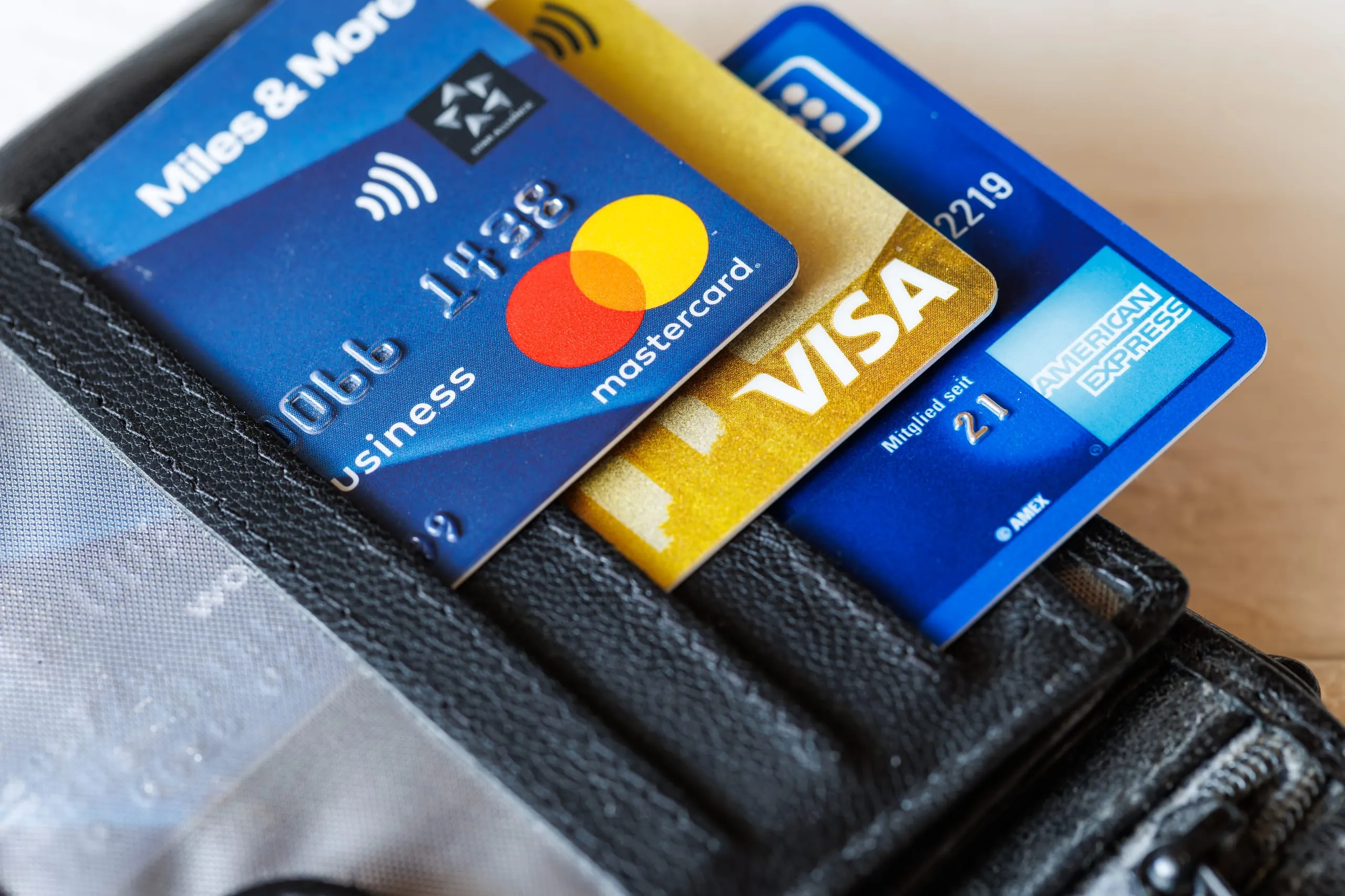 Kreditkarten im Test: 5 von 34 sind besonders günstig