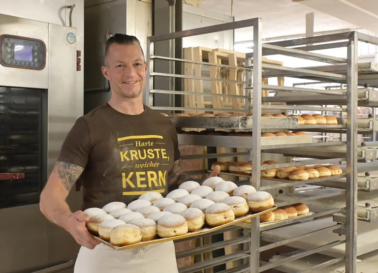 B&auml;ckermeister Manuel Beha  in der Backstube