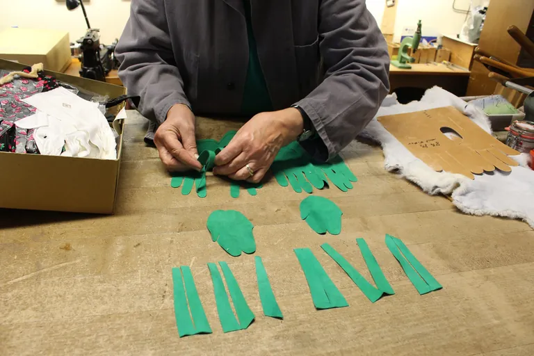 Die Einzelteile des Handschuhs werden maschinell aus dem Leder gestanzt.