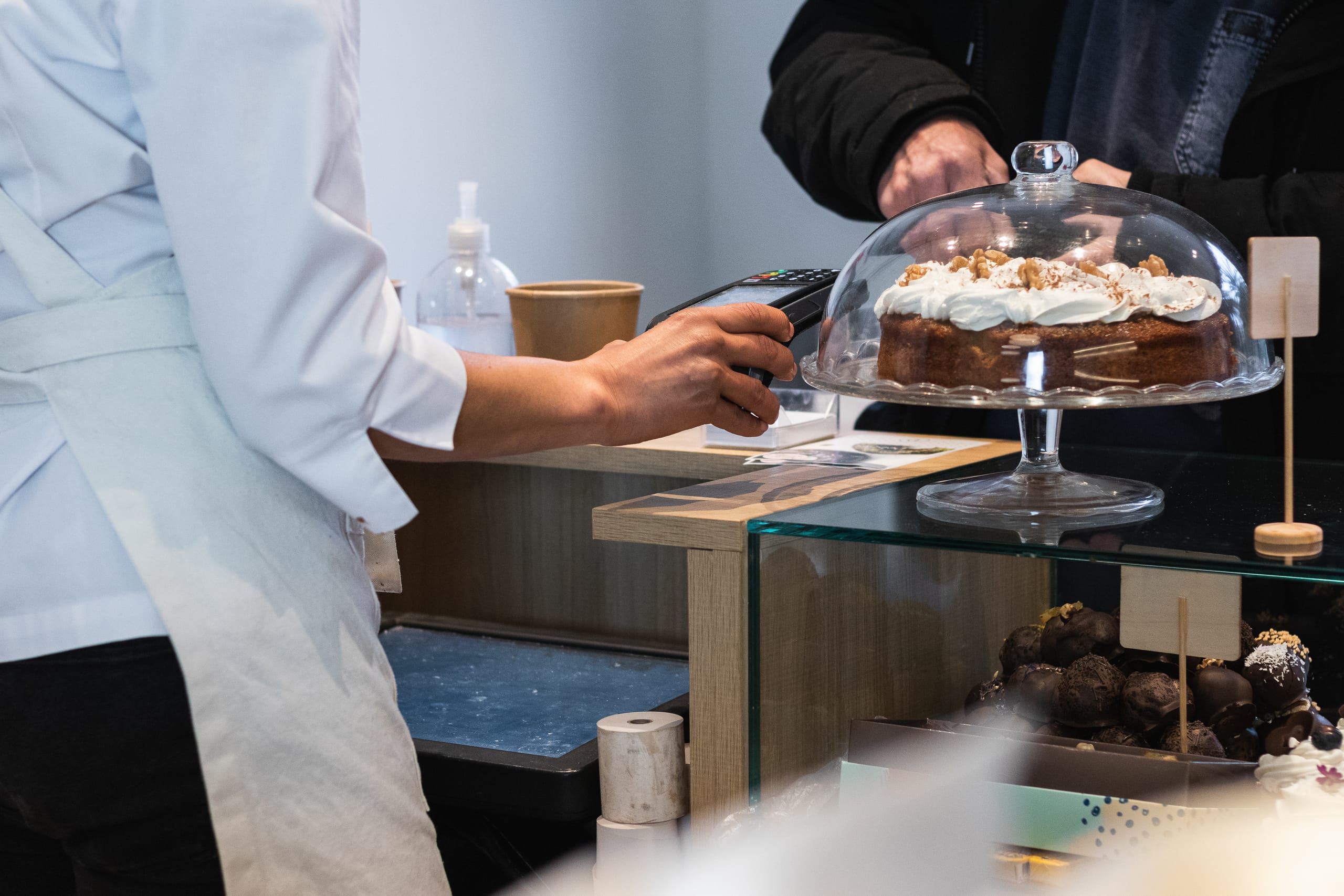 Fachverkäufer im Lebensmittelhandwerk bei der Arbeit