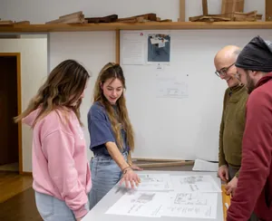 Besprechung des Projektfortschritts: Sophie und Johanna zeigen Fachlehrer Stefan Andritschke ihre Ausarbeitungen.