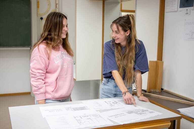Hier ist Teamarbeit gefragt: Sophie und Johanna besprechen den Fortschritt ihres Praxisprojekts.