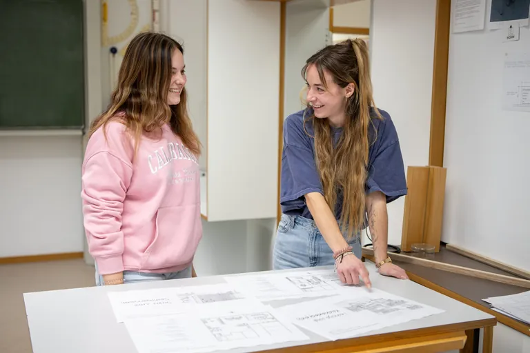 Hier ist Teamarbeit gefragt: Sophie und Johanna besprechen den Fortschritt ihres Praxisprojekts.