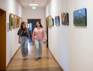 Die beiden Meistersch&uuml;lerinnen Johanna und Sophie auf dem Weg ins Klassenzimmer und zum Unterricht.