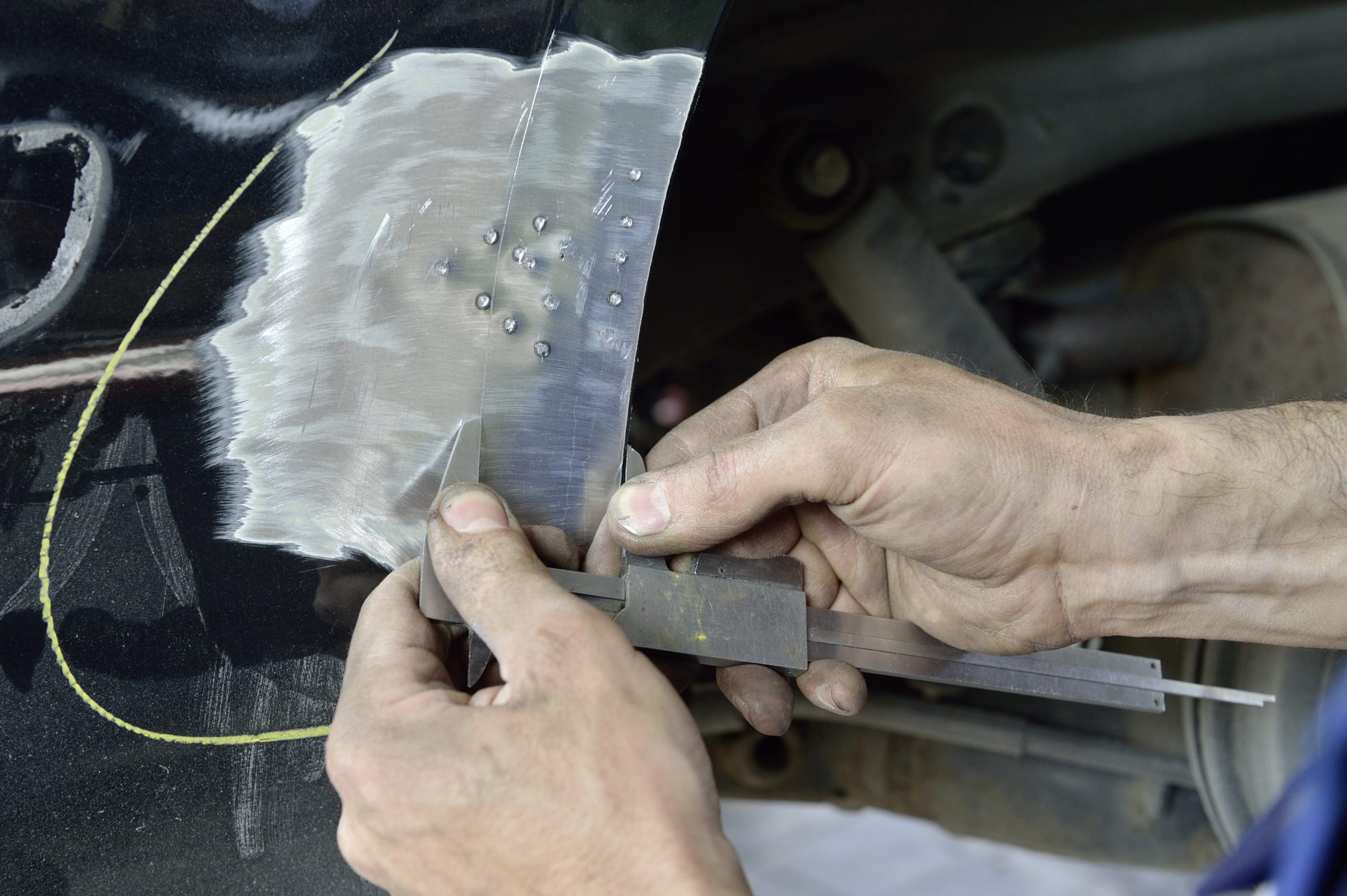 Karosserie- und Fahrzeugbaumechaniker bei der Arbeit