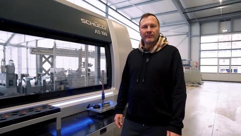 Gesch&auml;ftsf&uuml;hrer Marc Pr&ouml;chel vor CNC-Maschine